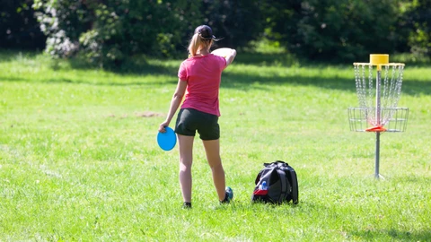 Disc-golfer på banen foran målet