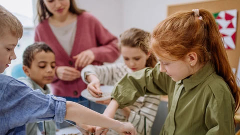 skoledag med skolebørn og lærer 